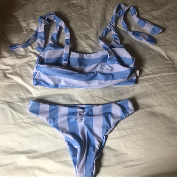 Tie Shoulder Scoopneck Bikini Top and Ruched Bottom Two Piece Bikini Set Small - Picture 2 of 5